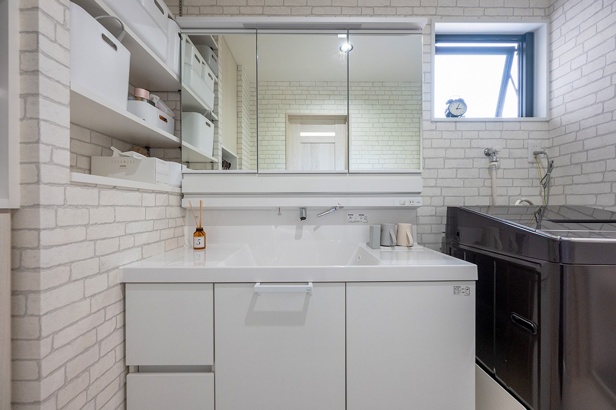 その他事例：幅広の洗面だけでなく、壁になじませるように棚を造作し、ストックが目立たないように配慮した洗面スペース（17フィートの空間を楽しむLDK。多拠点の家族が集まるつながりの家。）