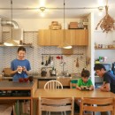 キッチンに集う、家族の風景の写真 キッチン