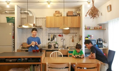 キッチンに集う、家族の風景 (キッチン)