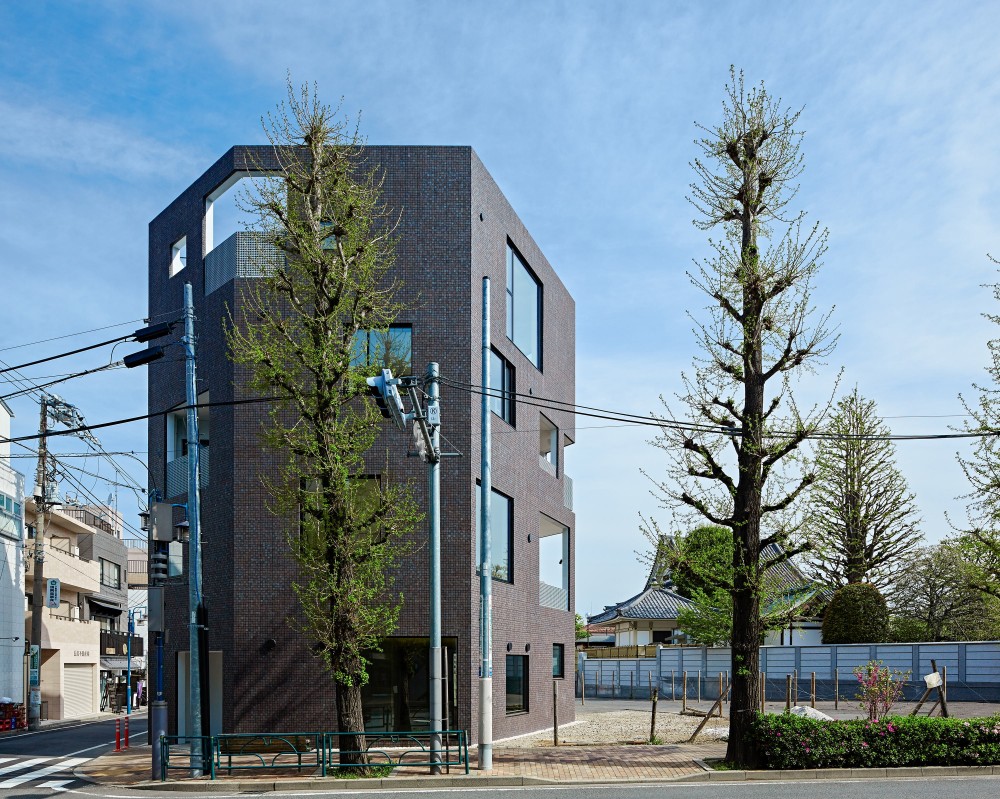 世田谷の家：まちのカドに建つスキップフロア (外観：道路から)