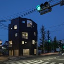 世田谷の家：まちのカドに建つスキップフロアの写真 夜景：道路