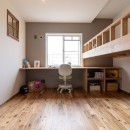 必要なものだけで快適に、造作ロフトのある家の写真 子供部屋