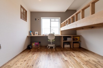 子供部屋 (必要なものだけで快適に、造作ロフトのある家)