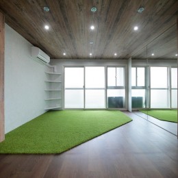 個性あふれる人工芝とミラー貼りの部屋