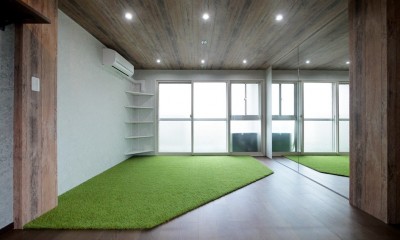 プライベート空間｜個性あふれる人工芝とミラー貼りの部屋
