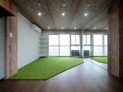 プライベート空間 (個性あふれる人工芝とミラー貼りの部屋)