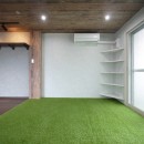 個性あふれる人工芝とミラー貼りの部屋の写真 人工芝
