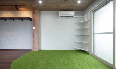 個性あふれる人工芝とミラー貼りの部屋 (人工芝)