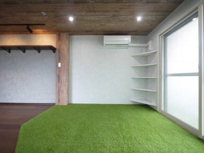 人工芝 (個性あふれる人工芝とミラー貼りの部屋)