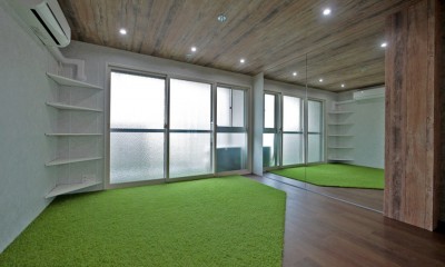 ミラー貼りの壁面｜個性あふれる人工芝とミラー貼りの部屋