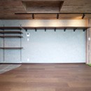 個性あふれる人工芝とミラー貼りの部屋の写真 リビング・造作棚
