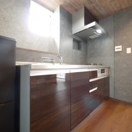 個性あふれる人工芝とミラー貼りの部屋 (キッチン)