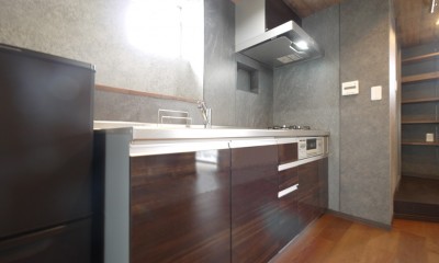 キッチン｜個性あふれる人工芝とミラー貼りの部屋