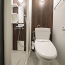 個性あふれる人工芝とミラー貼りの部屋の写真 トイレ・シャワールーム