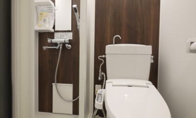 トイレ・シャワールーム｜個性あふれる人工芝とミラー貼りの部屋
