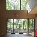 軽井沢追分の家：森の大屋根の写真 ダイニング：大きな窓