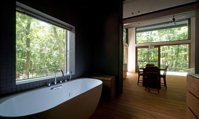 浴室｜ナガナガレの家 / 外回廊がめぐる軽井沢の混構造住宅