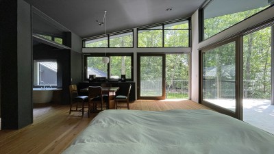 寝室/リビング (ナガナガレの家 / 外回廊がめぐる軽井沢の混構造住宅)