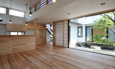 リビングダイニングキッチン｜Kamakura130 / 中庭型の鎌倉の住宅