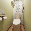各空間にこだわりのポイントを取り入れた全面改装の写真 トイレ