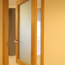カバ（バーチ）無垢材がやさしい印象の空間を作り出す、マンションリノベの写真 寝室の造作木製回転窓