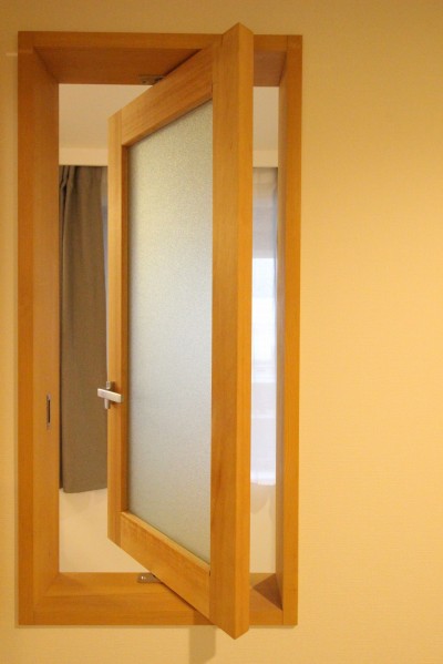 寝室の造作木製回転窓 (カバ（バーチ）無垢材がやさしい印象の空間を作り出す、マンションリノベ)