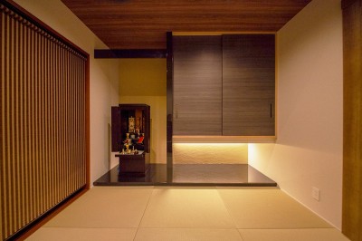 床の間のスペースと照明にこだわり、和モダンに仕上げた和の寝室 (キッチンをエンターテイメントにする、料理人のパパのステージ)