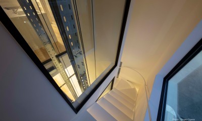 階段室夕景｜ホームエレベーターのある家　OUCHI-47　地下+地上2階