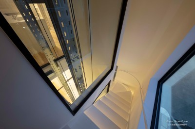 階段室夕景 (ホームエレベーターのある家　OUCHI-47　地下+地上2階)