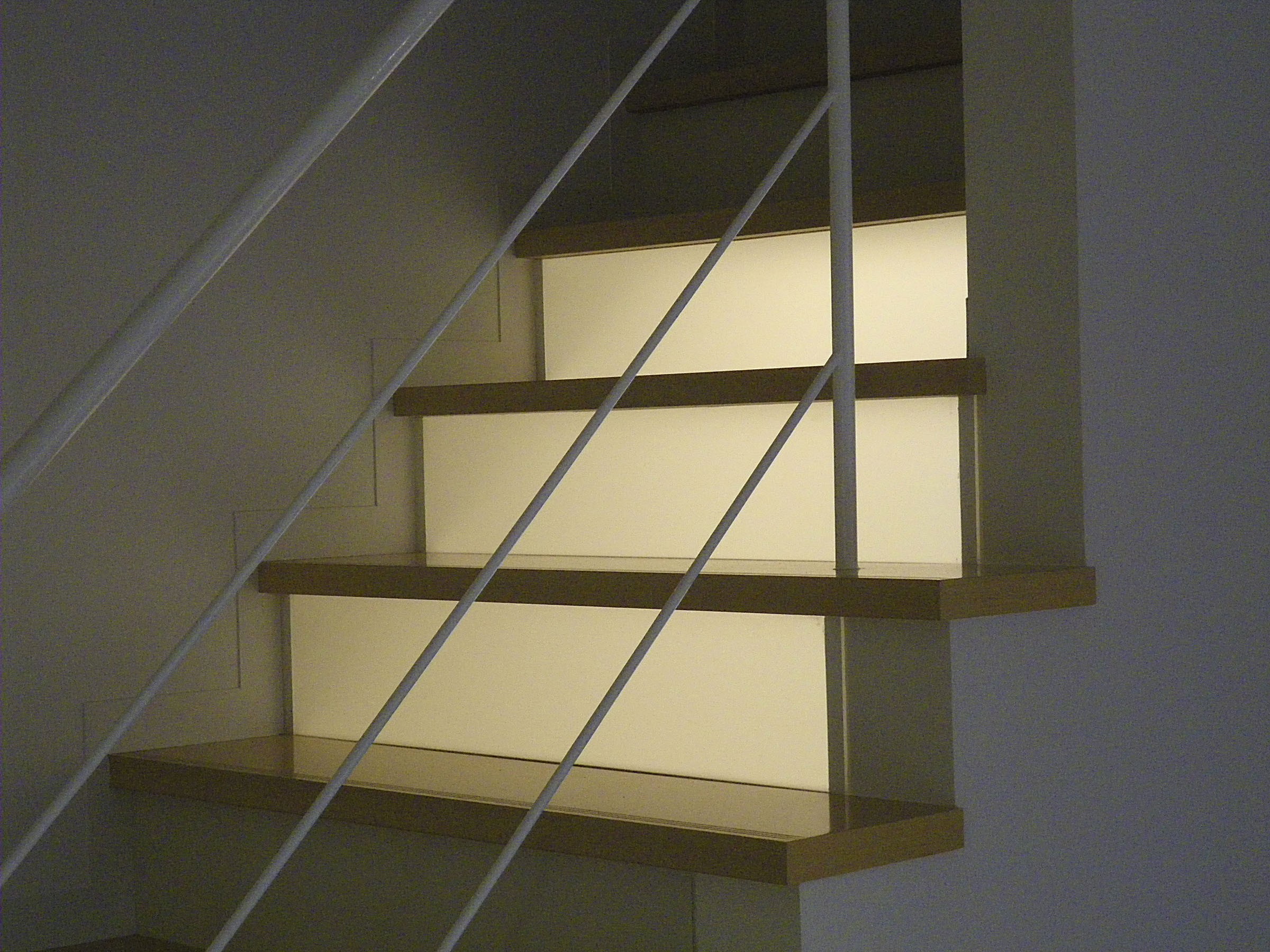 その他事例：階段下の食品庫の明かりをつけた状態（－子供が思う存分遊べる－「ドタバタ広場のある家」）