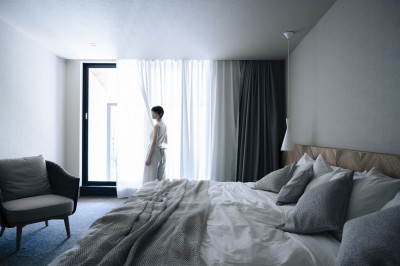爽やかな朝を迎えるベッドルーム (那須リゾートハウス)