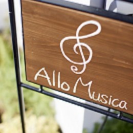 木とアイアンでデザインしたサイン (Allou Musica～防音性能50㏈の木造音楽ホール)