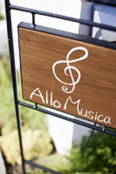 木とアイアンでデザインしたサイン (Allou Musica～防音性能50㏈の木造音楽ホール)