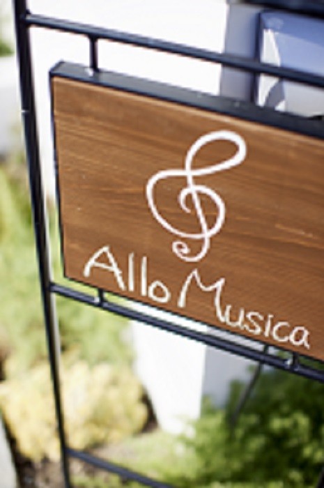 アウトドア事例：木とアイアンでデザインしたサイン（Allou Musica～防音性能50㏈の木造音楽ホール）