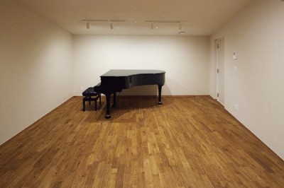 グランドピアノの置かれたホール (Allou Musica～防音性能50㏈の木造音楽ホール)
