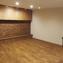 Allou Musica～防音性能50㏈の木造音楽ホール (客席を兼ねたベンチ収納と音を吸収する壁)