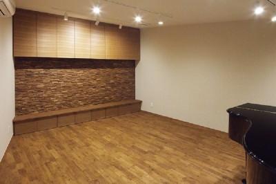 客席を兼ねたベンチ収納と音を吸収する壁 (Allou Musica～防音性能50㏈の木造音楽ホール)