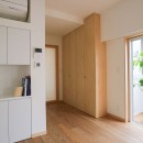 【神楽坂の住宅】古いＲＣ造戸建て住宅のリノベーション。家事をしやすく、暮らしやすい住まいにの写真 リビング収納家具