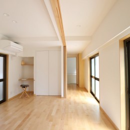 【神楽坂の住宅】古いＲＣ造戸建て住宅のリノベーション。家事をしやすく、暮らしやすい住まいに (3F廊下・個室)