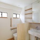 【神楽坂の住宅】古いＲＣ造戸建て住宅のリノベーション。家事をしやすく、暮らしやすい住まいにの写真 トイレ・洗面