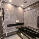 家族で見守るシニアに優しい住まい～クラシカルでスタイリッシュなバリアフリーの写真 浴室内で腰かけられるようにベンチ付のシステムバスを採用