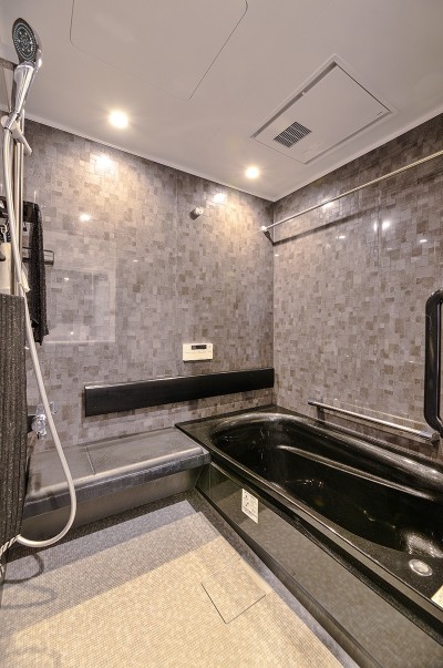 浴室内で腰かけられるようにベンチ付のシステムバスを採用 (家族で見守るシニアに優しい住まい～クラシカルでスタイリッシュなバリアフリー)