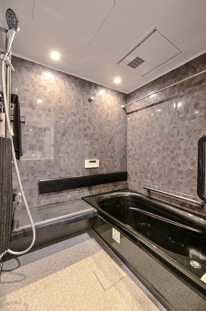 バス/トイレ事例：浴室内で腰かけられるようにベンチ付のシステムバスを採用（家族で見守るシニアに優しい住まい～クラシカルでスタイリッシュなバリアフリー）