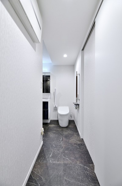 廊下と寝室、洗面室の3か所からアクセスできるようにし、跳ね上げ式の手すりを設置したゆとりあるトイレ (家族で見守るシニアに優しい住まい～クラシカルでスタイリッシュなバリアフリー)