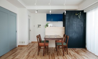 【本所の住まい】造作家具や色調で空間にリズムをつけた、若い親子のためのマンションリノベーション (ダイニング・キッチン)