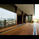 空を取り込む家－ロケーションハウス－の写真 開放的なテラス