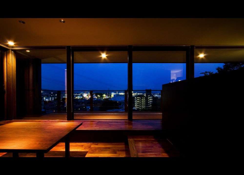 空を取り込む家－ロケーションハウス－ (リビングから見える夜景)