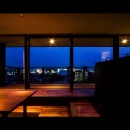 空を取り込む家－ロケーションハウス－の写真 リビングから見える夜景