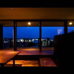 空を取り込む家－ロケーションハウス－ (リビングから見える夜景)