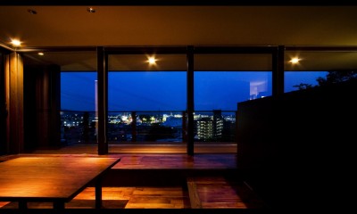 リビングから見える夜景｜空を取り込む家－ロケーションハウス－
